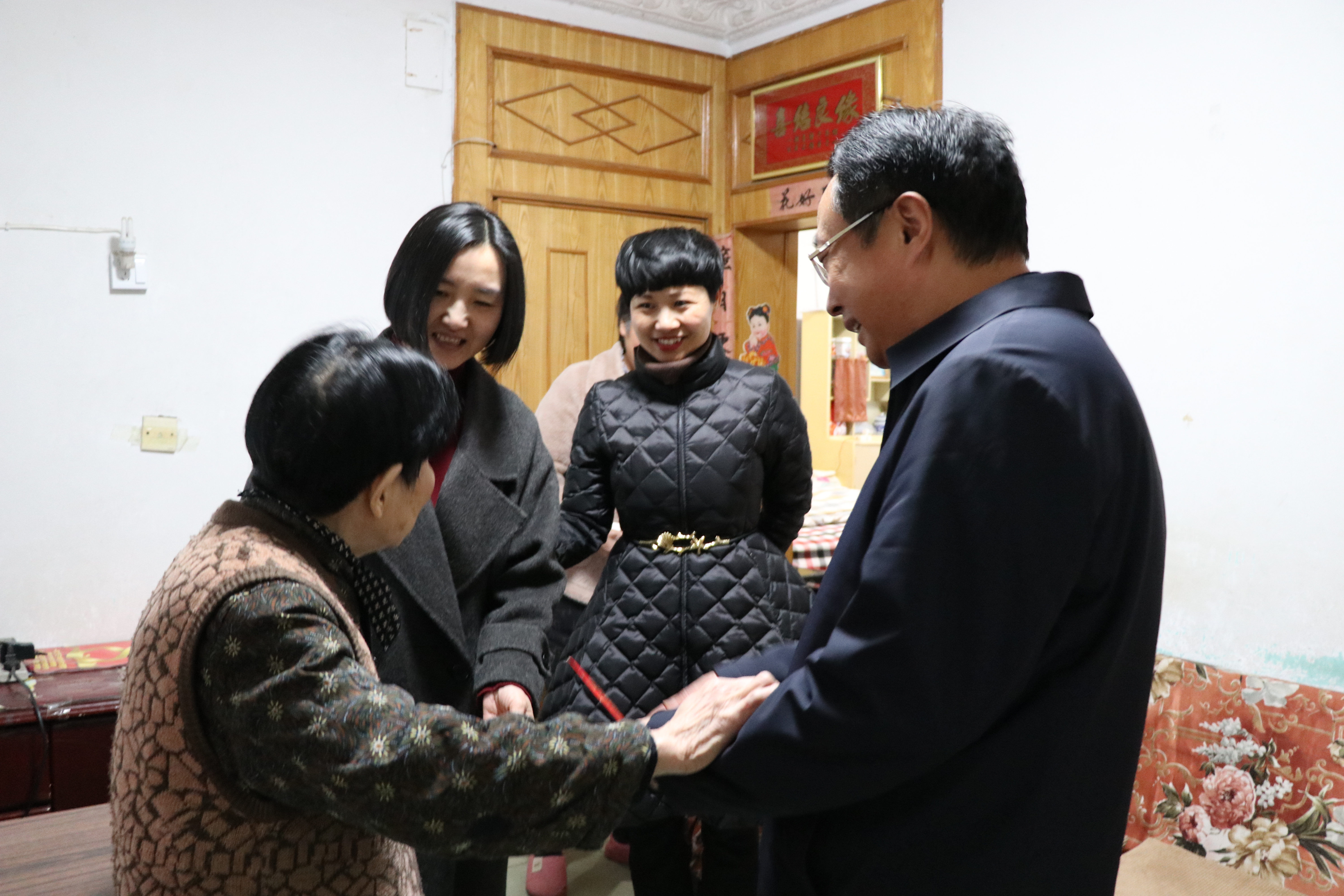 春節(jié)慰問(wèn)送溫暖 真情關(guān)懷暖人心 ——信陽(yáng)市第三人民醫(yī)院開(kāi)展春節(jié)前走訪(fǎng)慰問(wèn)活動(dòng)